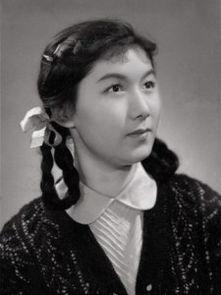 新凤霞的资料,传奇评剧表演艺术家的一生